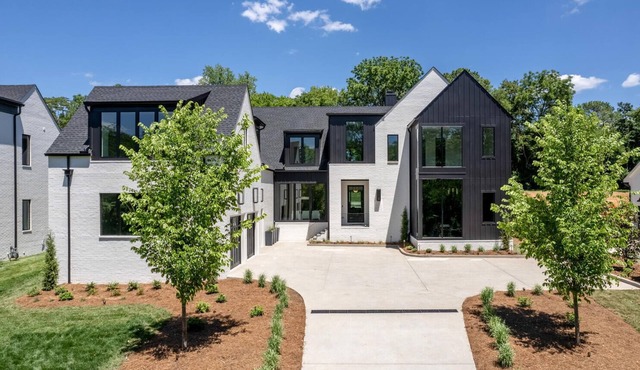 Executive Luxury Home convenient to everything!