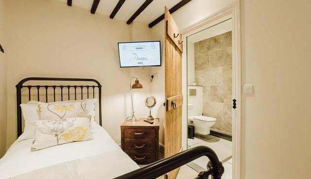 Experience boutique comfort above The Powell pub in Birchington. Stylish en-suite rooms, luxury touches, and a vibrant pub below—perfect for business, couples, or families. Book your coastal escape today!