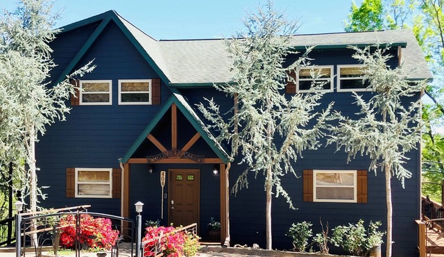 Exquisite Lakefront Cabin- 6BR/6BA Sleeps 16