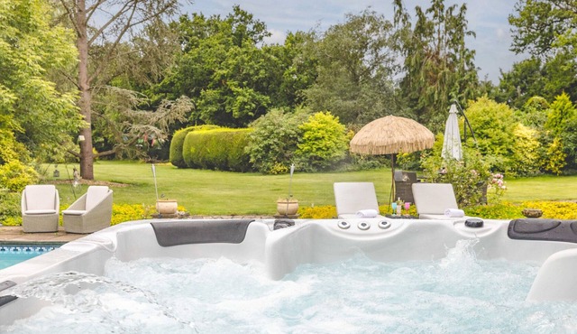 Extensive Gardens & Hot Tub I Pass The Keys
