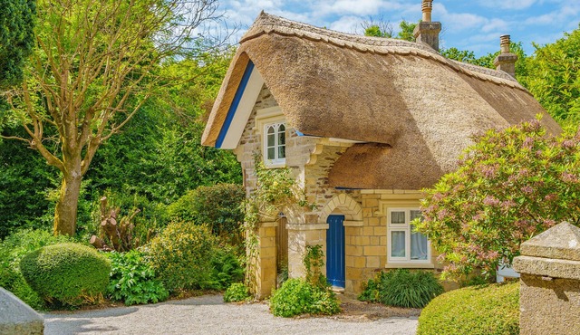 Fairytale Thatched 18th Century Cornish Cottage with Hot Tub & Stunning Gardens