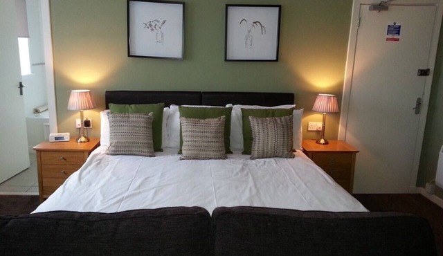 Family Ensuite with Bath at Inchture Hotel