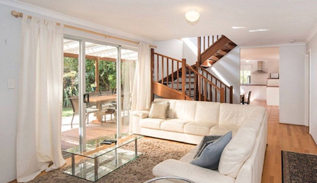 Family Friendly 4x2 self contained house - sleeps 8 - walk to town and beach