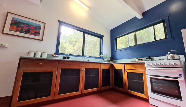 Family sized Forest cabin with outdoor bath, fire, only 50 minutes from Hobart