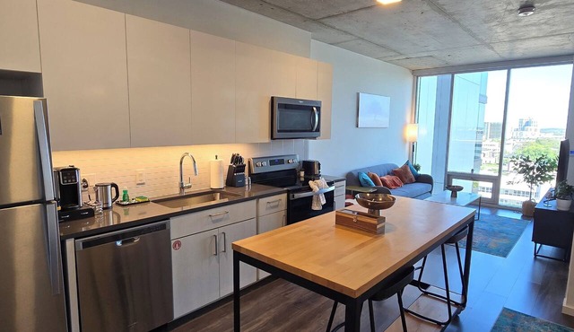Fantastic Luxe 1Bed High Rise on Music Row - Skyline Views