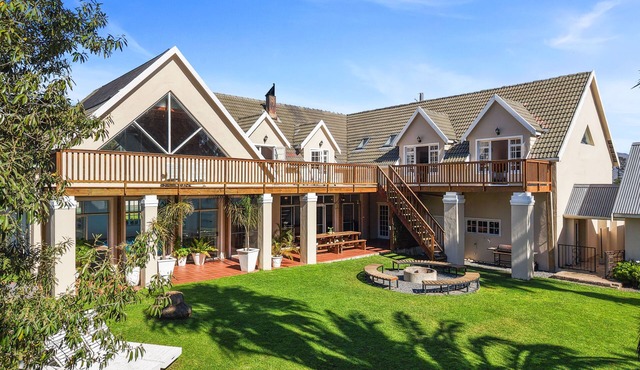 Farmhouse - Eight Bedroom House, Sleeps 14