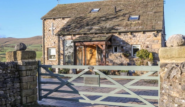 FLATT HOUSE BARN, hot tub, games room, Malham