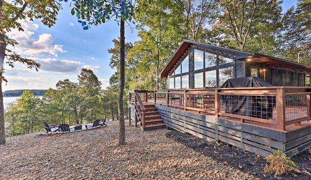 'Foxtail' Cabin Retreat: Steps to Beaver Lake!