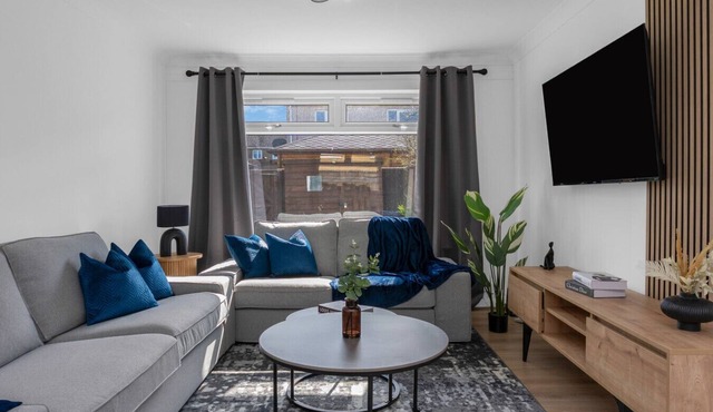 Free Parking| Sleeps 6 | 3 Bedrooms | Central