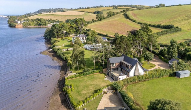 Gable View – Luxury Riverside Retreat with Panoramic Views & Cinema Room