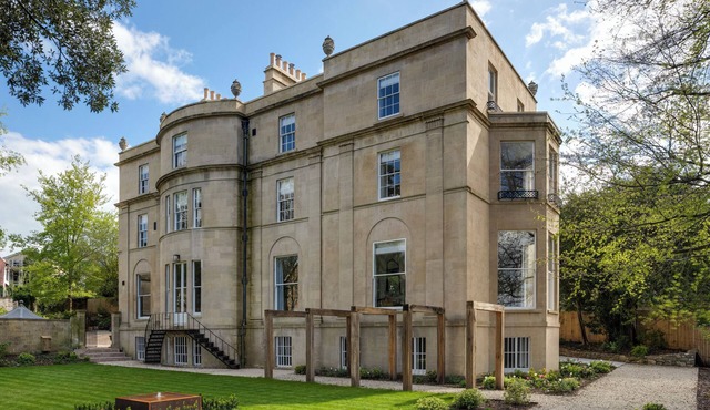 Georgian manor house, 5 mins to Bath centre, breakfast included, arcade machine