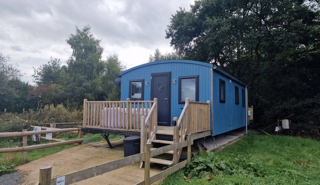 Glamping Hut - Sleeps up to 4 Hot Tub & Parking