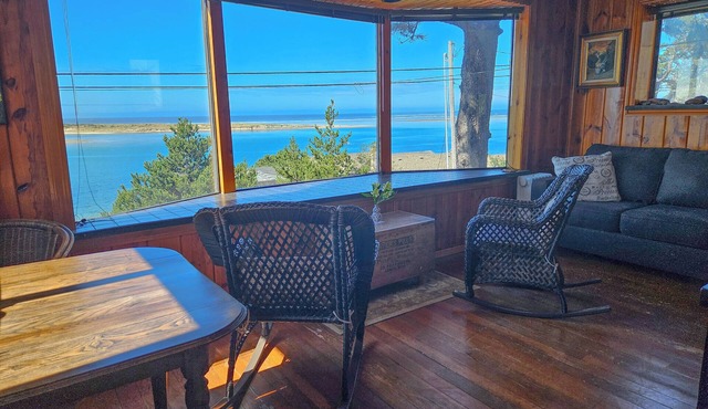 Gorgeous Bay view upper level apartment!