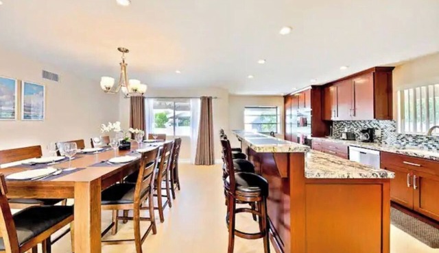 Great for Family's Disneyland Close 5 Bedrooms, 3 Baths, Sleeps 12 Pool Home