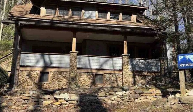 Great house and a porch full of rocking chairs in Montreat close to Lake Susan