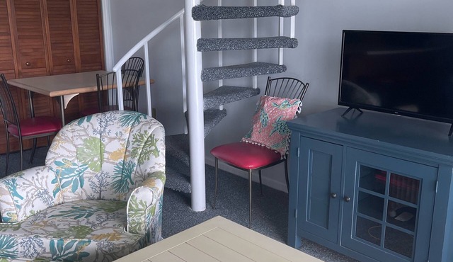 GREAT walkable, Peaceful, Gated community with Indoor & 2 Outdoor pools!