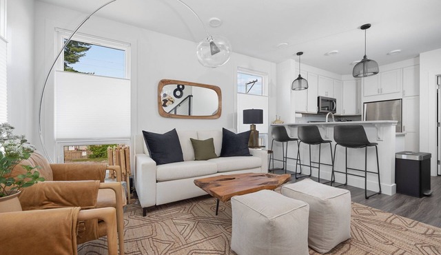 ⭐️ Heart of Downtown ⭐️ Walk to Beach ⭐️ Private Rooftop ⭐️ Corner Unit ⭐️