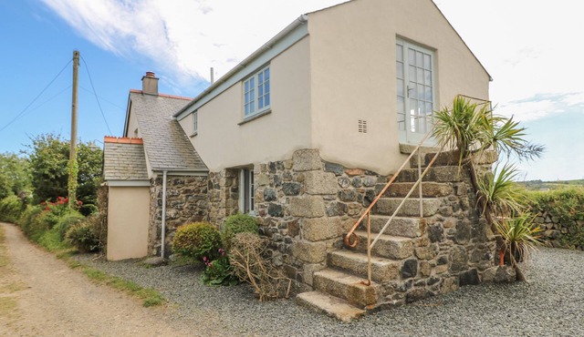 HIGHER ROSKORWELL COTTAGE, pet friendly, with open fire in St Keverne