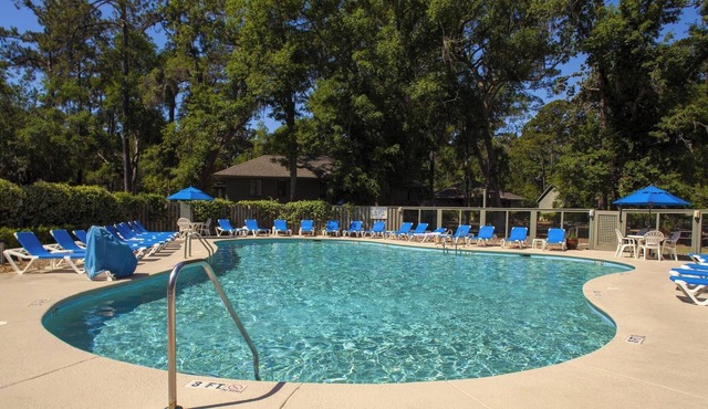 Hilton Head 2BR w/Bikes, Pool Access + Steps from Coastal Exploration
