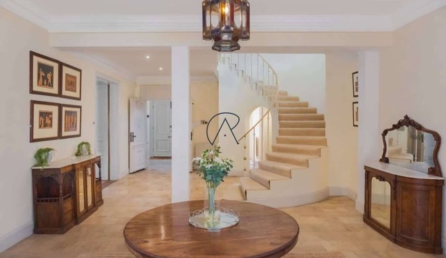 Historic River View Home in Windsor - By Tempstay