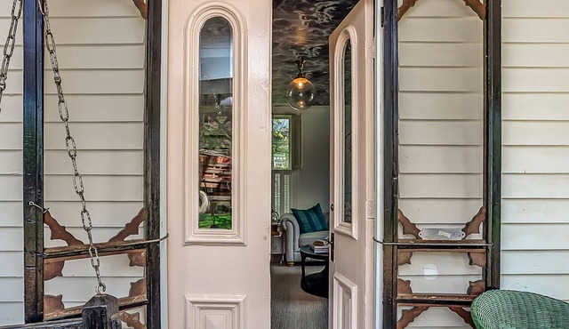 History Meets Luxury at Dreamy Leiper's Fork Village Cottage, Walk to Everything