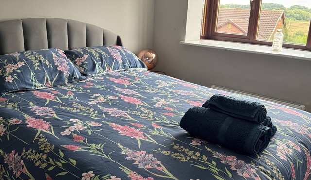 Home-like 2-bedroom house with EV Charger & WiFi in Pontefract