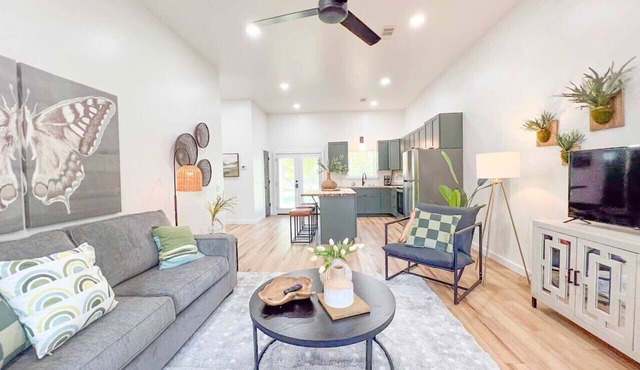 Homebase~ A Modern Apt close to Court Square