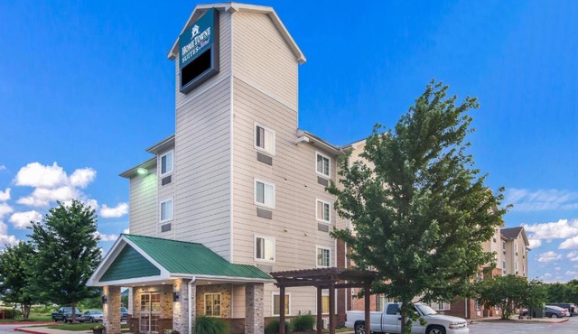 HomeTowne Studios & Suites by Red Roof Bentonville