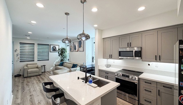 Huge Yard + Garage : Modern 3BR Long Beach Home