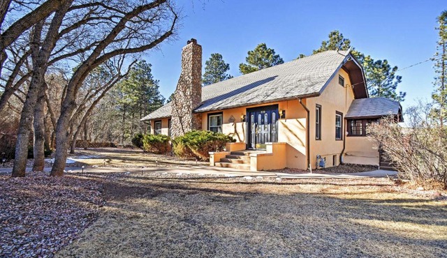 Inviting Colorado Springs House w/Spacious Deck!