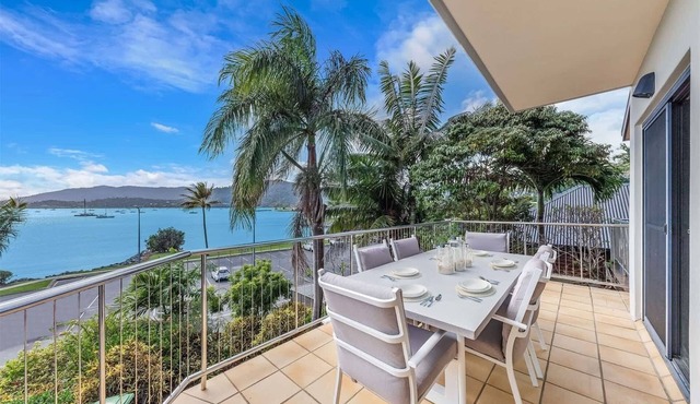 'Island Time' Whitsunday Beachfront Apartment