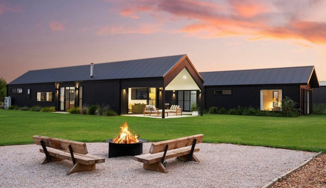 Jarli Barn Refined Wine Country Retreat with Pool