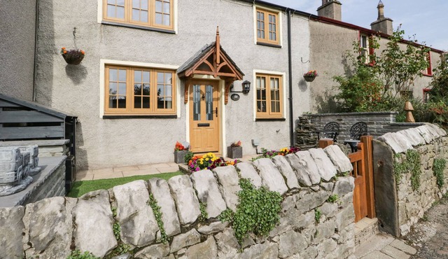 JASMAR COTTAGE, pet friendly, character holiday cottage in Roose