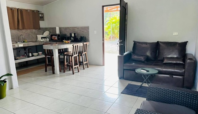 Jonka House - Private Oasis with Lake and Swimming Pool in Arenal