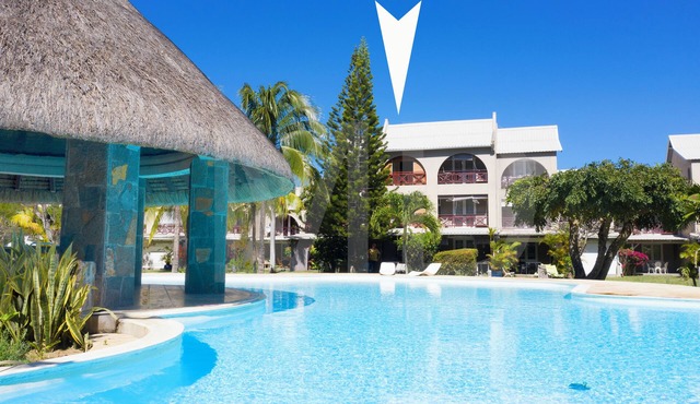 Ken 19 in beautiful complex with pool. 100m from the beach