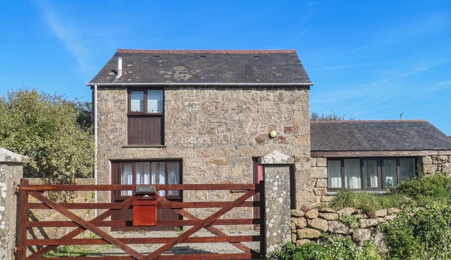 KERNYK, pet friendly, with a garden in Porthcurno