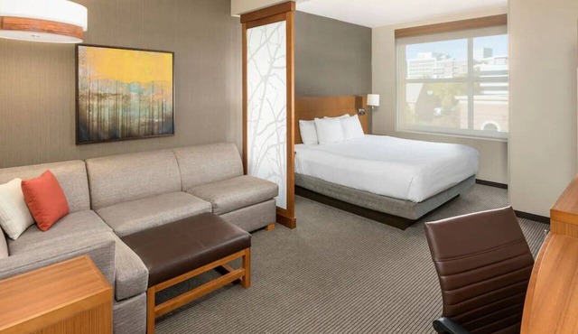 King Comfort x2: Free WiFi, Indoor Pool, Steps from Bon Secours Arena