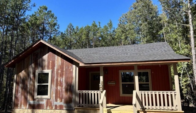 Knotty Pine cabin, Couples Retreat w/Hot Tub And Patio Gas log Fireplace.