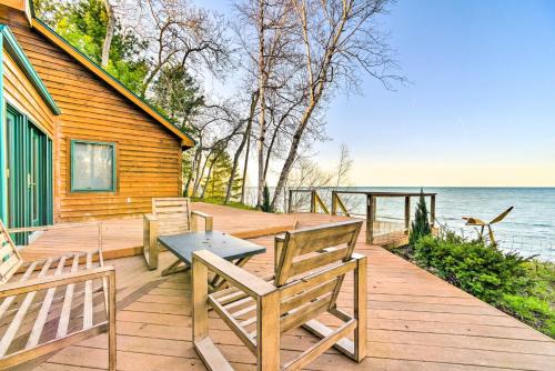 Lakefront Applegate Retreat w/Private Beach! in Applegate