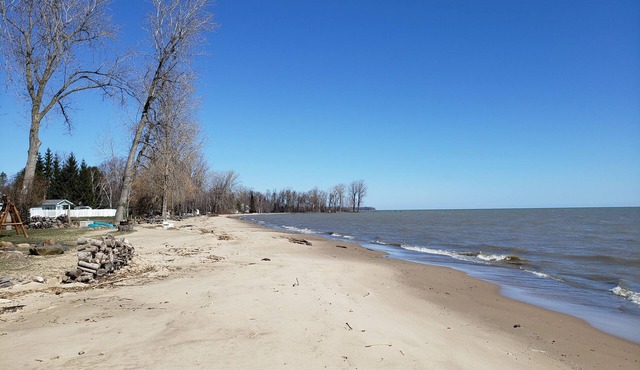 Lakefront Hideaway with Magnificent Sunrises and Private Shoreline.