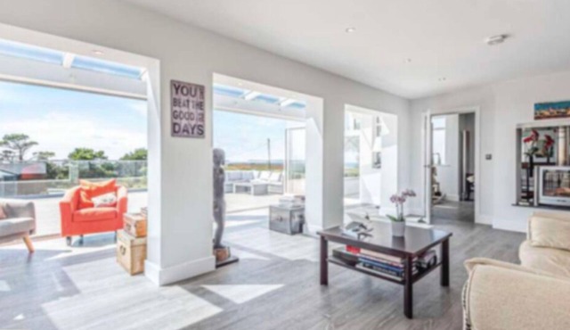 Lands-end House with swimming Pool hosting 12 guests