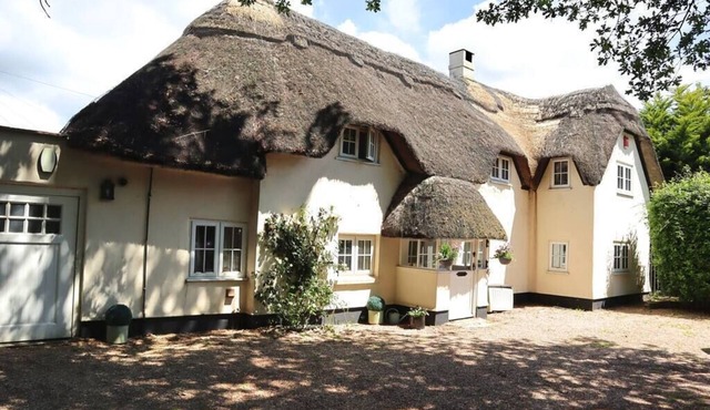 Large 5 Bedroom Thatched Cottage - Great Location!