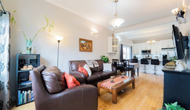 Large Cozy Home Recently Renovated. Walking Distance to Downtown and Amenities