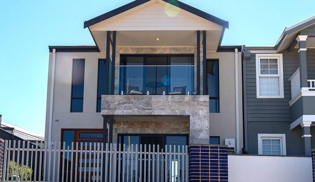 Large home sleeps 6 with heated outdoor swimspa