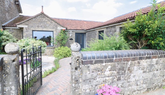 LEIGH HOLT, family friendly, with a garden in Shepton Mallet