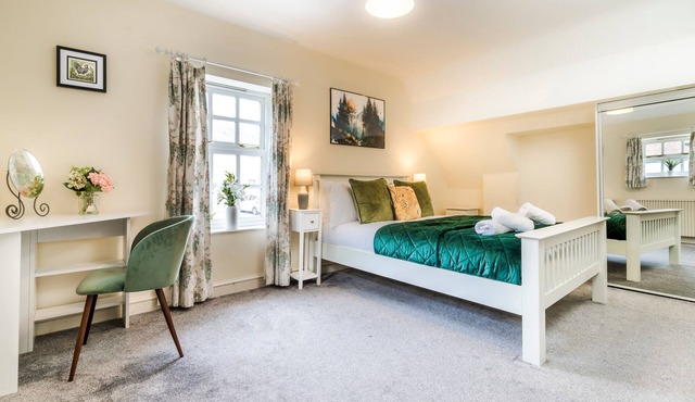 Lime View - Charming Town Centre Apartment - 1 Double, 2 Singles, Parking Space.