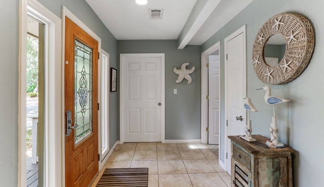 Lovely Sea Pines home with large pool & pet friendly! Short walk to the beach