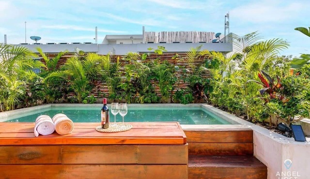 Luminous 2-Story Suite w/Rooftop Pool & BBQ
