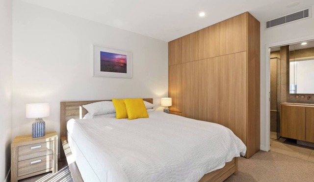 Lux Style Spacious 2 Bed Apt, Pool , Parking