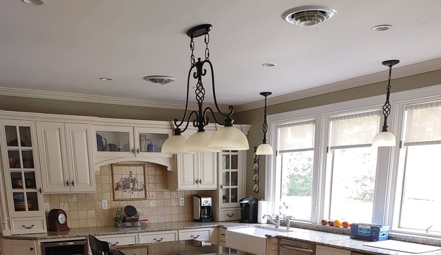 LUXURIOUS 5 BEDROOM HOME WITH GOURMET KITCHEN
